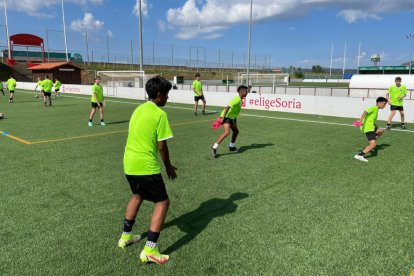 Alumnos de la Soccer Academy DD8 en Soria. HDS