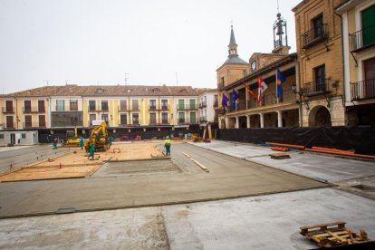 La plaza Mayor de El Burgo en obras.-MARIO TEJEDOR