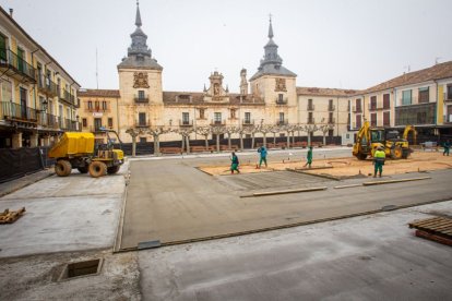 La plaza Mayor de El Burgo en obras.-MARIO TEJEDOR