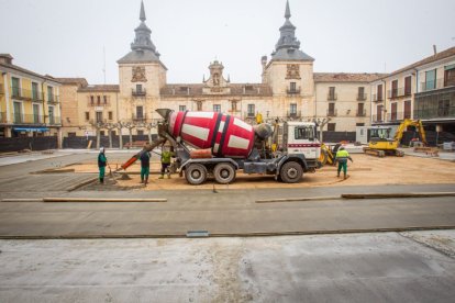 La plaza Mayor de El Burgo en obras.-MARIO TEJEDOR