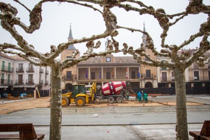 La plaza Mayor de El Burgo en obras.-MARIO TEJEDOR