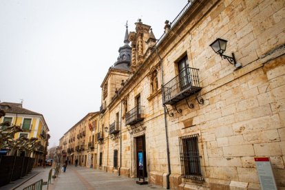 La plaza Mayor de El Burgo en obras.-MARIO TEJEDOR