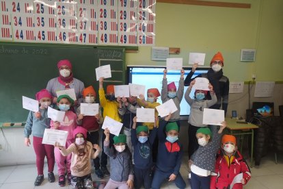 Alumnos de Primaria con sus pañuelos solidarios. HDS