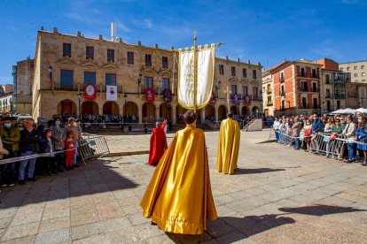 Procesión del Domingo de resurreción. Encuentro de la Virgen de la Alegría y Jesús Resucitado - MARIO TEJEDOR (2)
