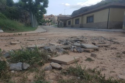 Baldosas arrancadas por la fuerza del agua en Berlanga. FOTOS: CEDIDAS