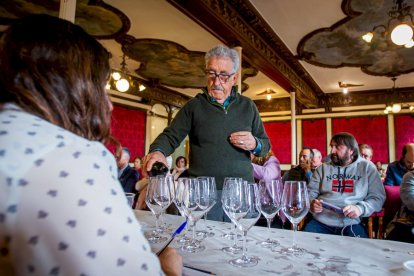 Concurso de vinos caseros en el Casino. MARIO TEJEDOR (1)