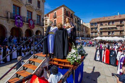Procesión del Domingo de resurreción. Encuentro de la Virgen de la Alegría y Jesús Resucitado - MARIO TEJEDOR (23)