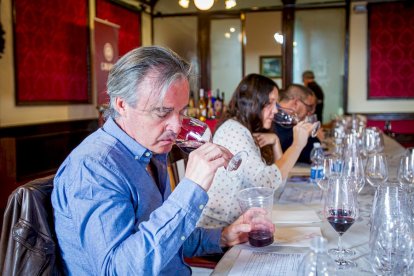 Concurso de vinos caseros en el Casino. MARIO TEJEDOR (4)