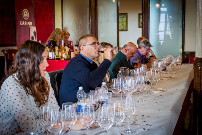 Concurso de vinos caseros en el Casino. MARIO TEJEDOR (5)