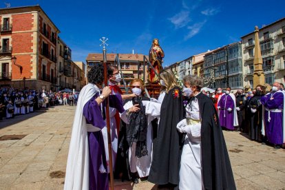 Procesión del Domingo de resurreción. Encuentro de la Virgen de la Alegría y Jesús Resucitado - MARIO TEJEDOR (29)