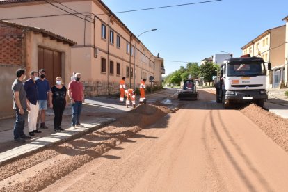 Autoridades en los trabajos de retirada de tierra el sábado por la mañana en Berlanga.