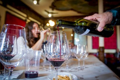 Concurso de vinos caseros en el Casino. MARIO TEJEDOR (6)