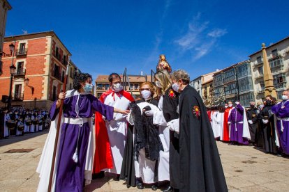 Procesión del Domingo de resurreción. Encuentro de la Virgen de la Alegría y Jesús Resucitado - MARIO TEJEDOR (30)