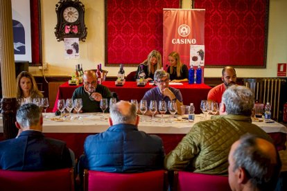 Concurso de vinos caseros en el Casino. MARIO TEJEDOR (8)