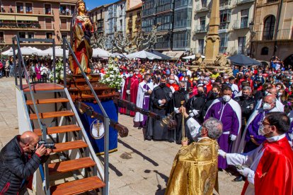 Procesión del Domingo de resurreción. Encuentro de la Virgen de la Alegría y Jesús Resucitado - MARIO TEJEDOR (36)