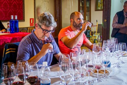 Concurso de vinos caseros en el Casino. MARIO TEJEDOR (11)