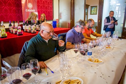 Concurso de vinos caseros en el Casino. MARIO TEJEDOR (12)