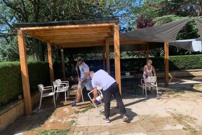 Una treintena de vecinos acudió a limpiar el recinto de la piscina.