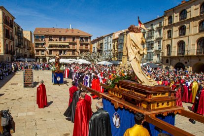 Procesión del Domingo de resurreción. Encuentro de la Virgen de la Alegría y Jesús Resucitado - MARIO TEJEDOR (39)