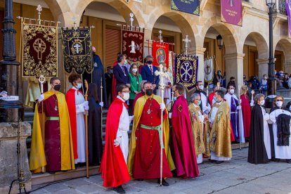 Procesión del Domingo de resurreción. Encuentro de la Virgen de la Alegría y Jesús Resucitado - MARIO TEJEDOR (40)