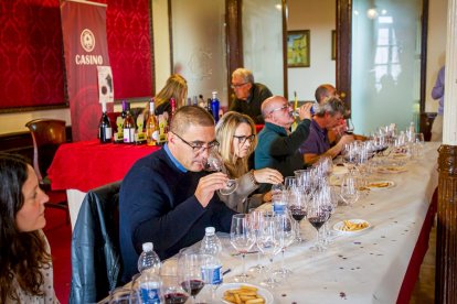 Concurso de vinos caseros en el Casino. MARIO TEJEDOR (16)