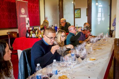 Concurso de vinos caseros en el Casino. MARIO TEJEDOR (17)