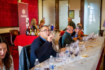 Concurso de vinos caseros en el Casino. MARIO TEJEDOR (18)