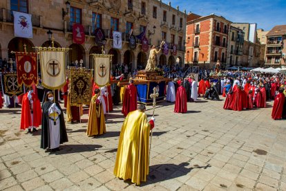 Procesión del Domingo de resurreción. Encuentro de la Virgen de la Alegría y Jesús Resucitado - MARIO TEJEDOR (44)