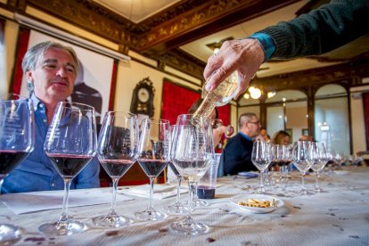 Concurso de vinos caseros en el Casino. MARIO TEJEDOR (20)