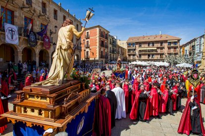 Procesión del Domingo de resurreción. Encuentro de la Virgen de la Alegría y Jesús Resucitado - MARIO TEJEDOR (45)