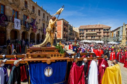 Procesión del Domingo de resurreción. Encuentro de la Virgen de la Alegría y Jesús Resucitado - MARIO TEJEDOR (46)