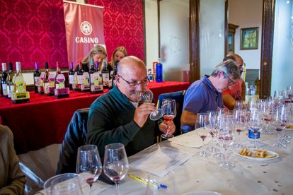 Concurso de vinos caseros en el Casino. MARIO TEJEDOR (23)