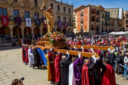 Procesión del Domingo de resurreción. Encuentro de la Virgen de la Alegría y Jesús Resucitado - MARIO TEJEDOR (48)