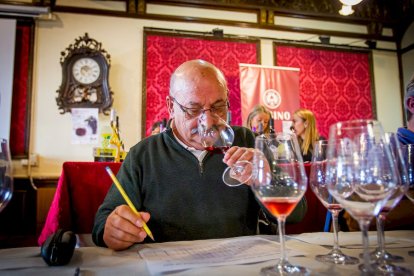 Concurso de vinos caseros en el Casino. MARIO TEJEDOR (24)