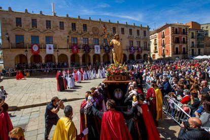 Procesión del Domingo de resurreción. Encuentro de la Virgen de la Alegría y Jesús Resucitado - MARIO TEJEDOR (52)