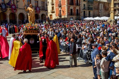 Procesión del Domingo de resurreción. Encuentro de la Virgen de la Alegría y Jesús Resucitado - MARIO TEJEDOR (53)