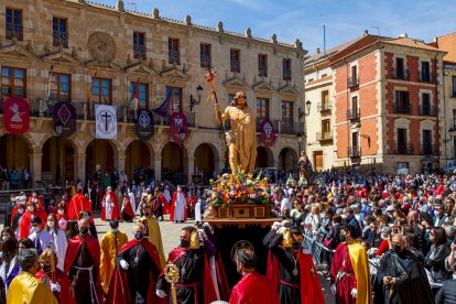 Procesión del Domingo de resurreción. Encuentro de la Virgen de la Alegría y Jesús Resucitado - MARIO TEJEDOR (54)