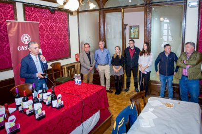 Concurso de vinos caseros en el Casino. MARIO TEJEDOR (30)