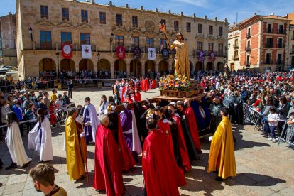 Procesión del Domingo de resurreción. Encuentro de la Virgen de la Alegría y Jesús Resucitado - MARIO TEJEDOR (56)