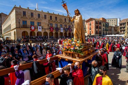 Procesión del Domingo de resurreción. Encuentro de la Virgen de la Alegría y Jesús Resucitado - MARIO TEJEDOR (58)