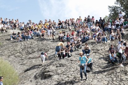 Decenas de personas ya esperan en las rocas la salida de La Saca. GONZALO MONTESEGURO