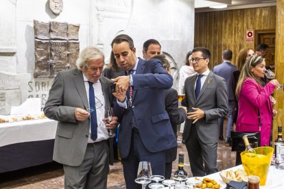 El Ayuntamiento de Soria entrega placas de agradecimiento a los Jurados de 2022. MARIO TEJEDOR (8)