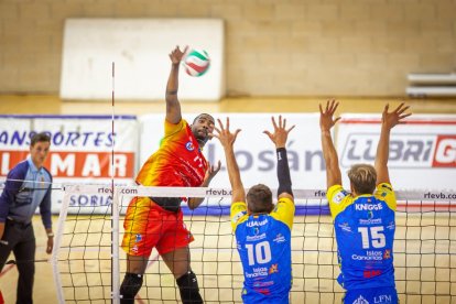 Río Duero Voley contra el CV Guaguas. MARIO TEJEDOR