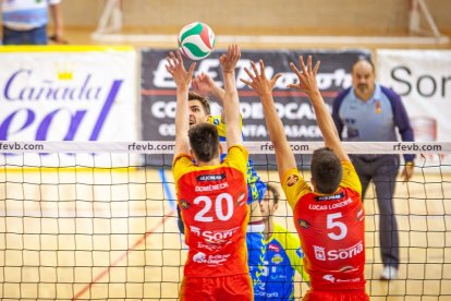 Río Duero Voley contra el CV Guaguas. MARIO TEJEDOR