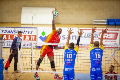 Río Duero Voley contra el CV Guaguas. MARIO TEJEDOR