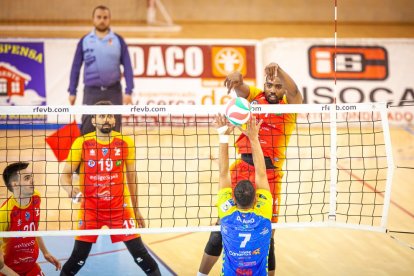 Río Duero Voley contra el CV Guaguas. MARIO TEJEDOR