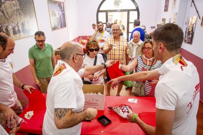 Reparto de tajadas en la mañana del Sábado Agés - MARIO TEJEDOR (3)