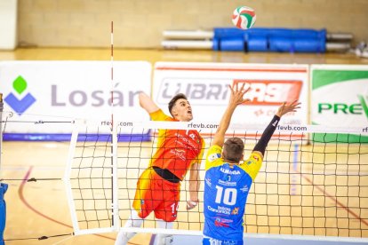 Río Duero Voley contra el CV Guaguas. MARIO TEJEDOR
