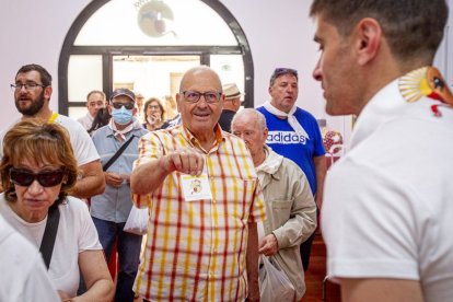 Reparto de tajadas en la mañana del Sábado Agés - MARIO TEJEDOR (4)