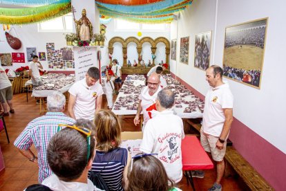 Reparto de tajadas en la mañana del Sábado Agés - MARIO TEJEDOR (6)